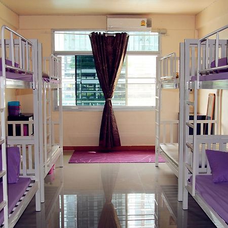 Small Elephant Hostel Bangkok Bagian luar foto