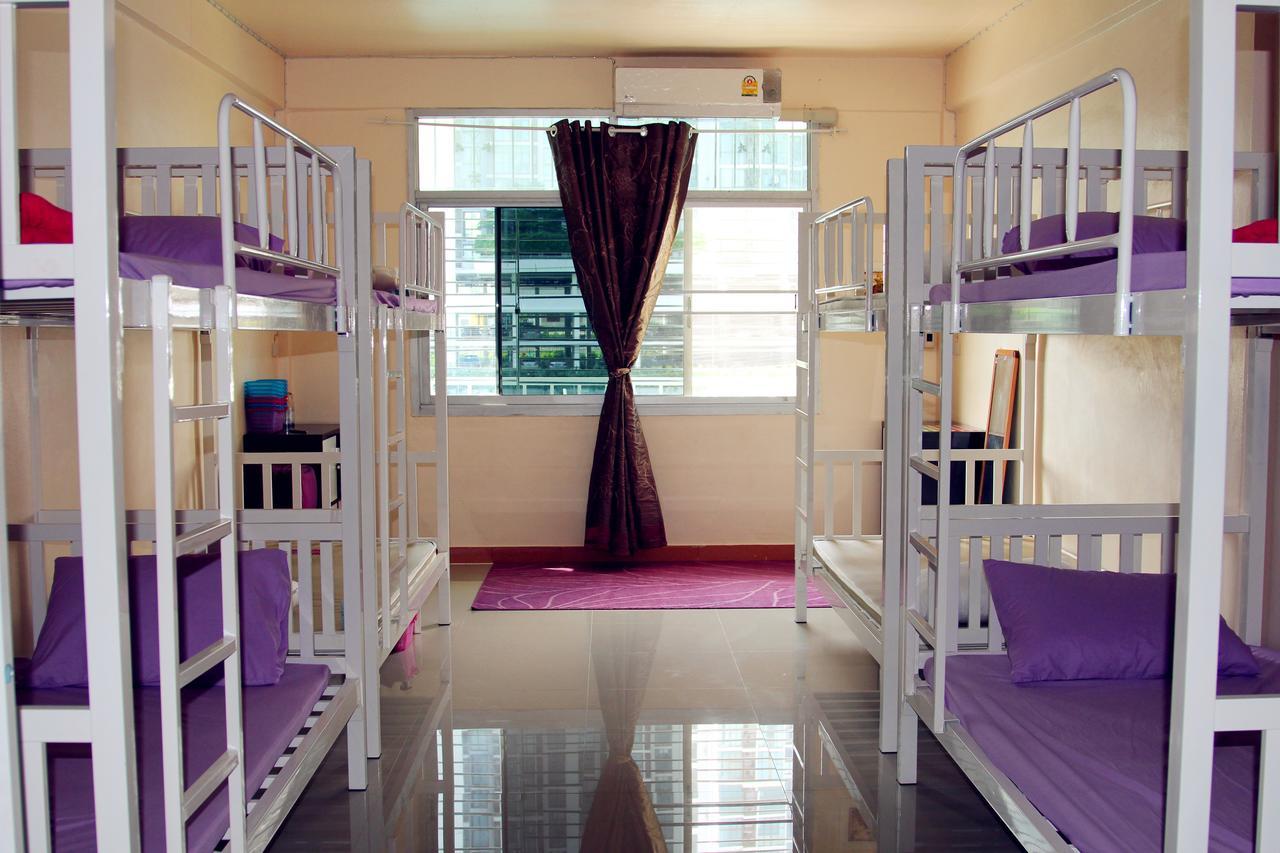 Small Elephant Hostel Bangkok Bagian luar foto