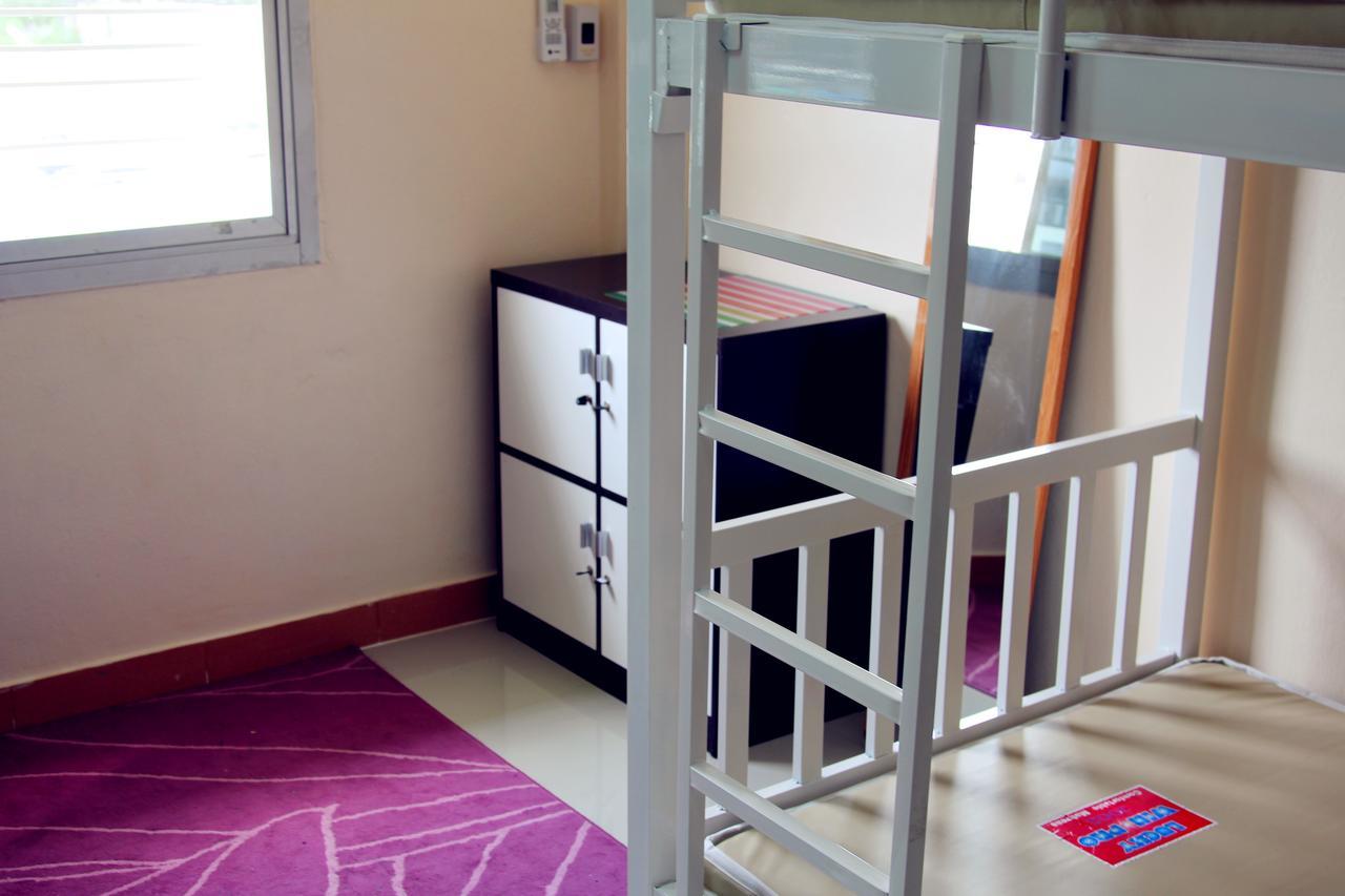 Small Elephant Hostel Bangkok Bagian luar foto