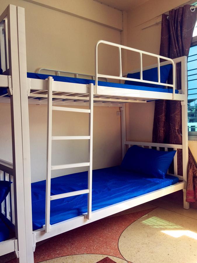 Small Elephant Hostel Bangkok Bagian luar foto
