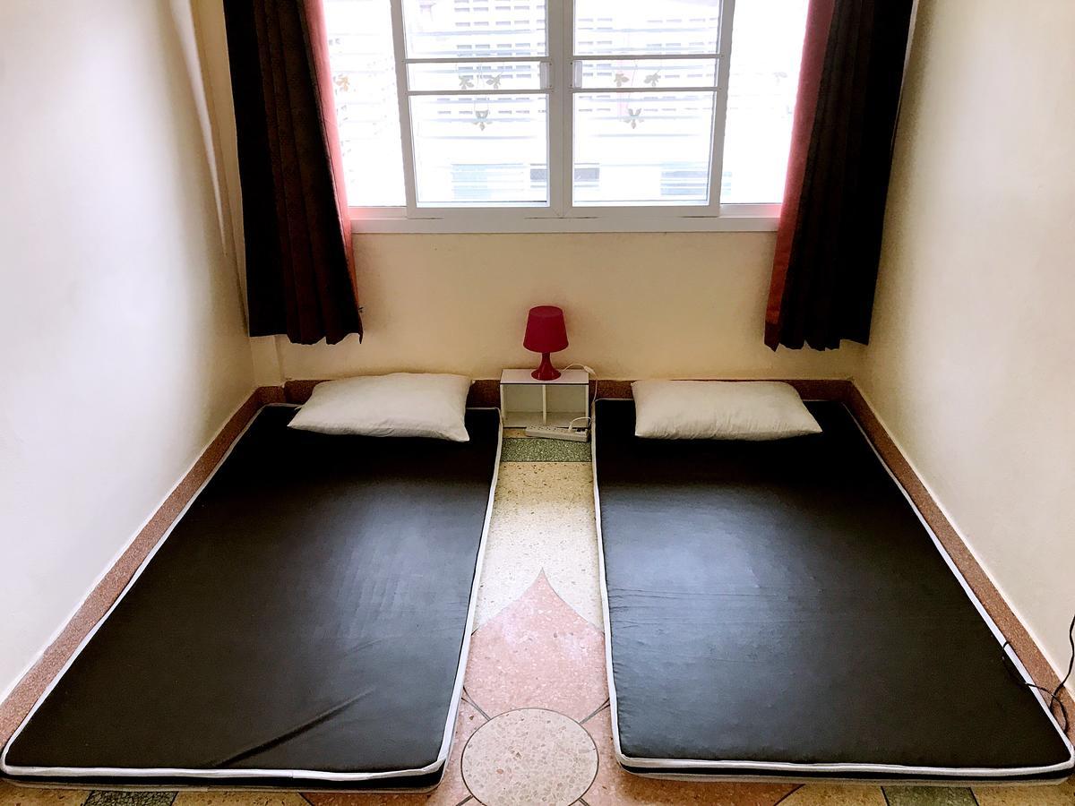 Small Elephant Hostel Bangkok Bagian luar foto