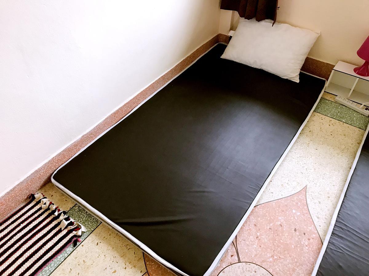 Small Elephant Hostel Bangkok Bagian luar foto