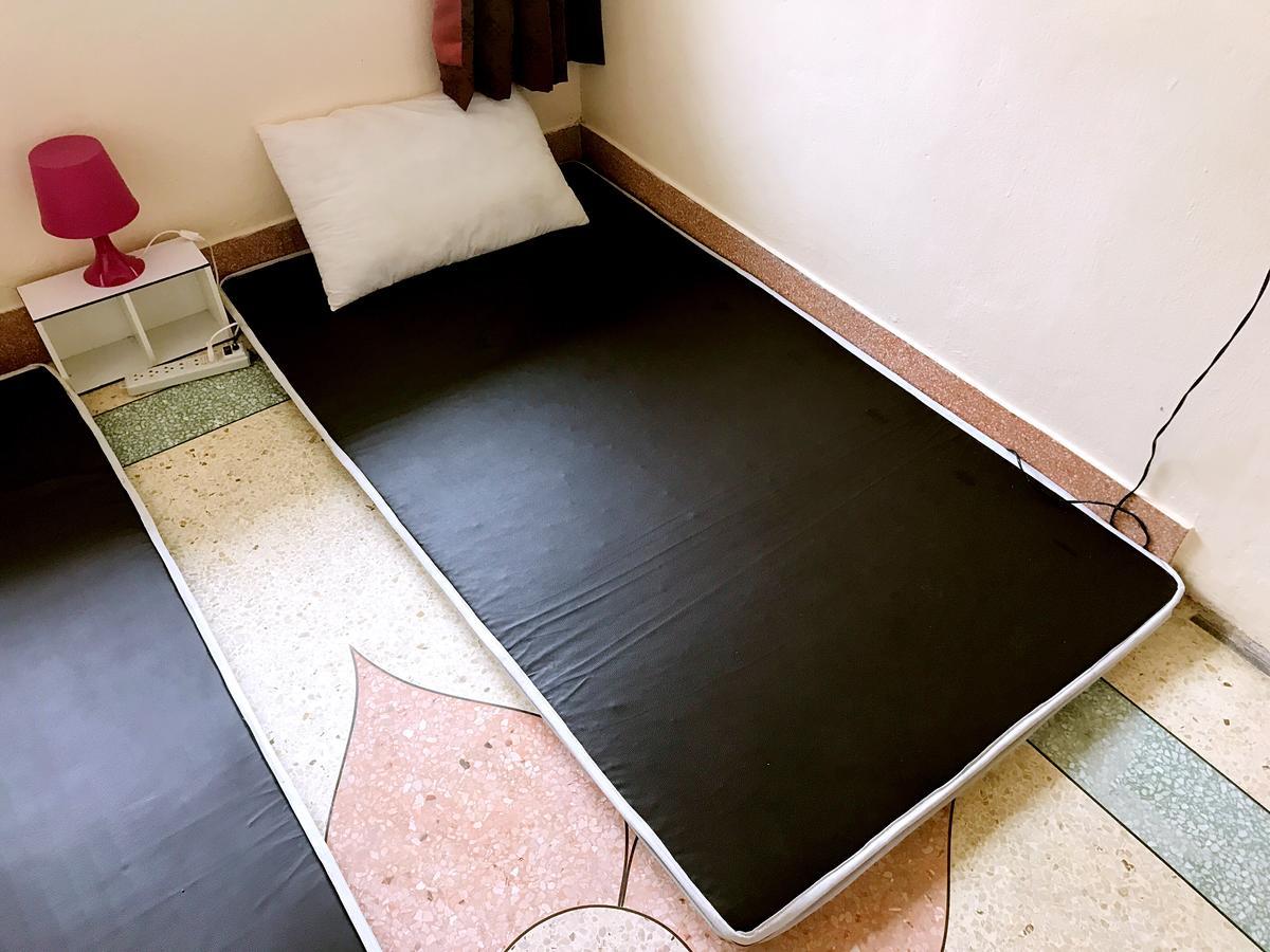 Small Elephant Hostel Bangkok Bagian luar foto
